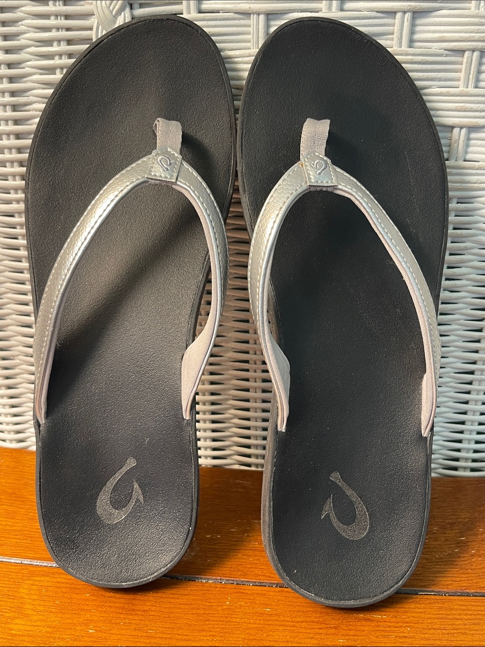 OluKai Pauwe Silver Metallic Thong Sandals Like New Size 8 - Picture 12 of 12